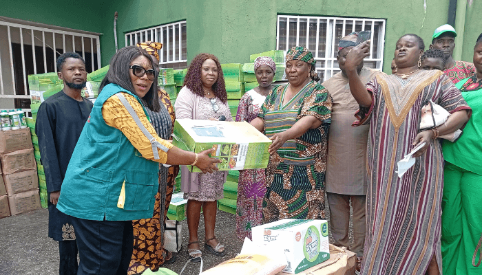 Perpetual Iyere-Usiahon, assistant director, Federal Ministry of Agriculture and Food Security, presenting input to a beneficiary