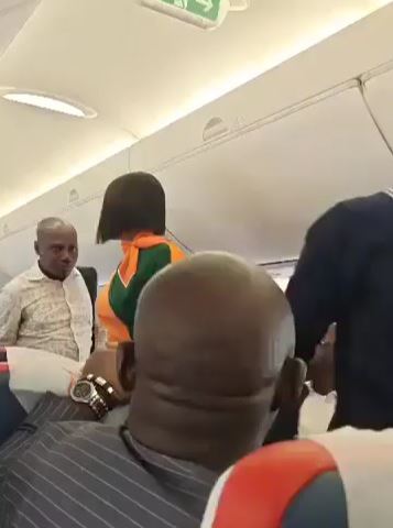 Video Of Suspected Thief Being Led Out Of Abuja-Bound Plane After Allegedly Stealing N290k From A White Man’s Luggage