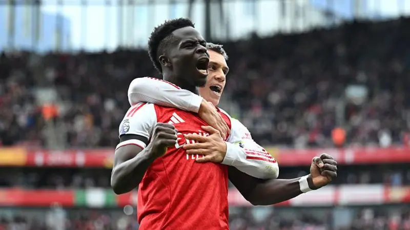Arsenal go top with 2-0 win over West Ham